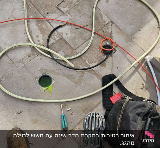 כלים וחוטים על רצפה, כולל מברג ותיק עבודה